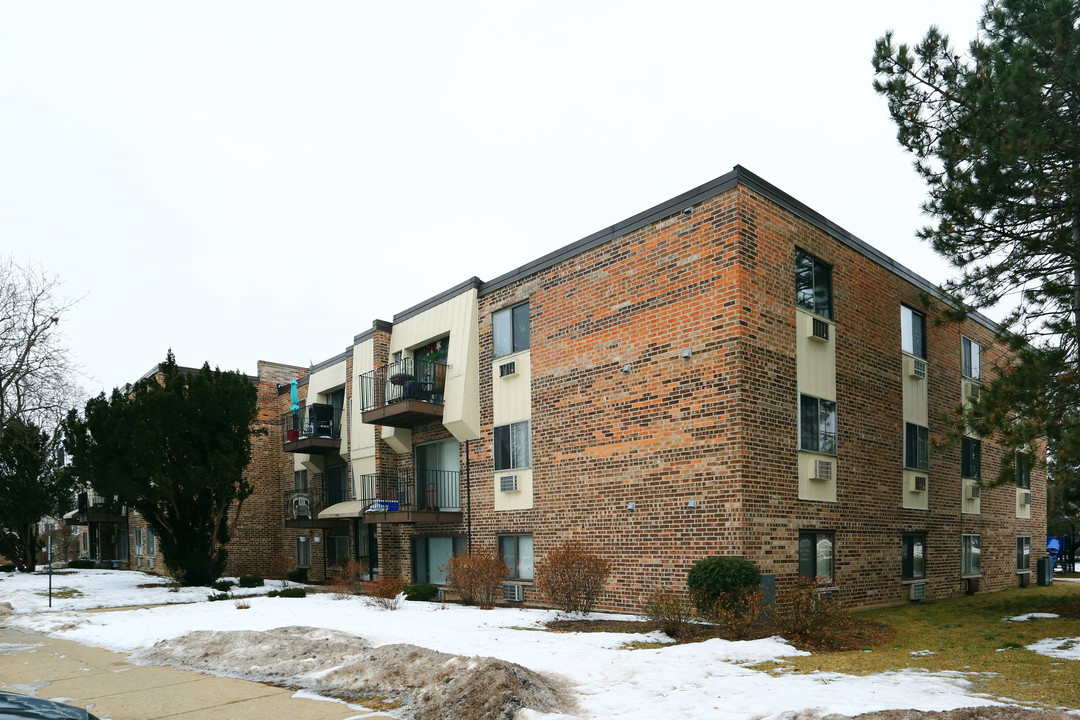 Beacon Cove in Palatine, IL - Building Photo