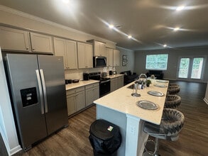 Room in Townhome on Chestnut Trce in Hapeville, GA - Building Photo - Building Photo