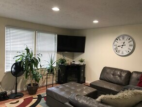 503 Cortland Dr E in Mckees Rocks, PA - Building Photo - Building Photo