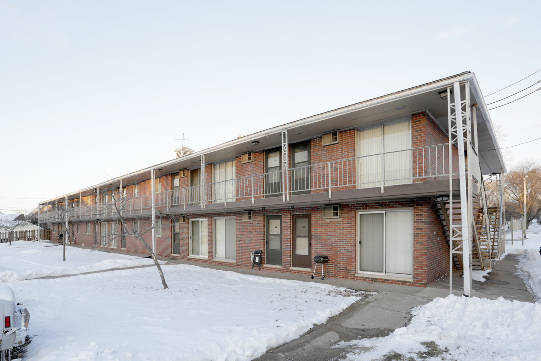 Eagle Point Manor in Rock Island, IL - Building Photo