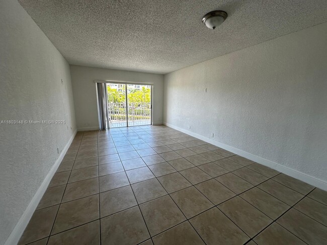 5201 Geneva Way, Unit 306 in Doral, FL - Building Photo - Building Photo