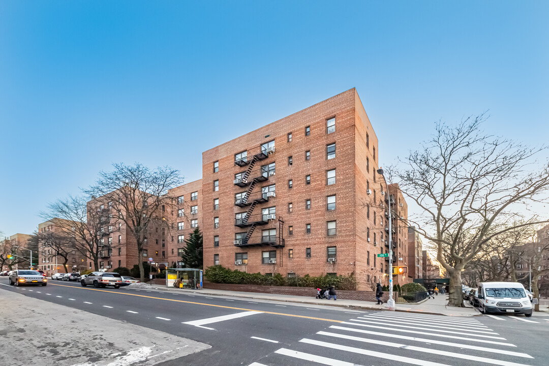 65-10 108th St in Forest Hills, NY - Foto de edificio