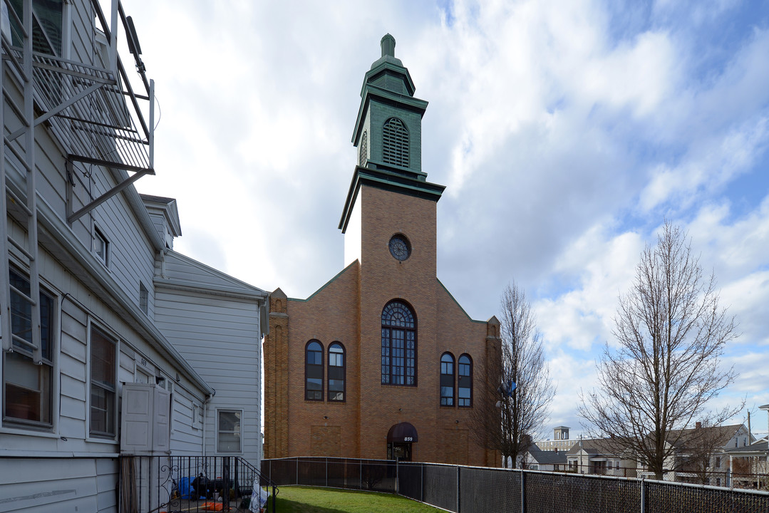 859 Pine St in Fall River, MA - Building Photo