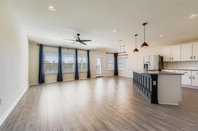 17205 Adoro Dr, Unit 305 in Manor, TX - Building Photo - Building Photo