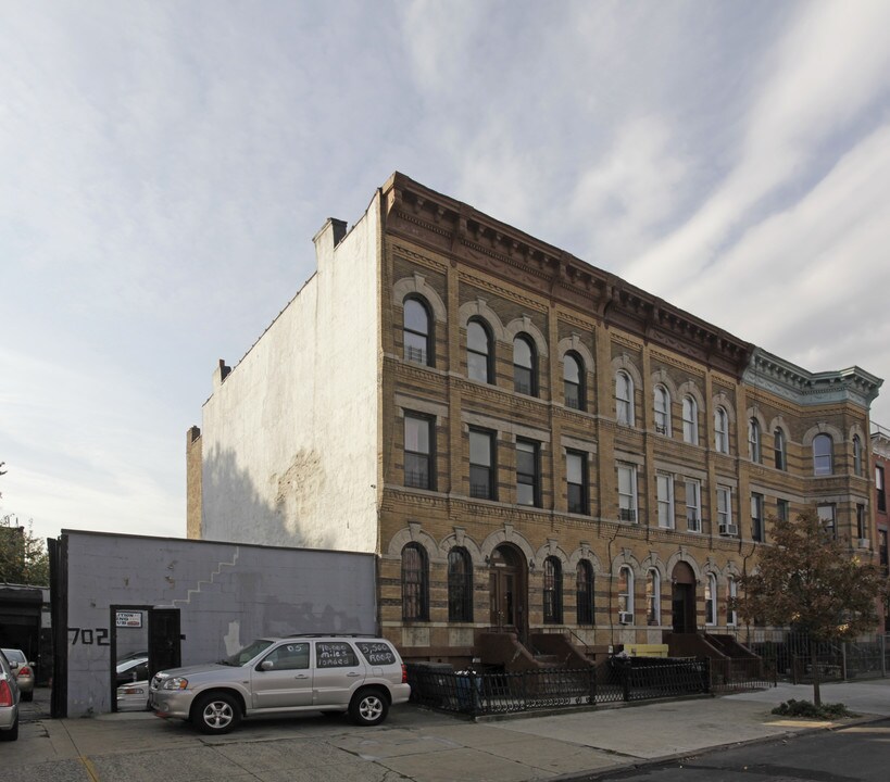 700 Hancock St in Brooklyn, NY - Building Photo