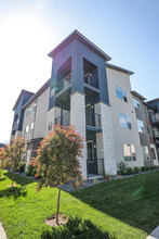 Strata Apartments in Logan, UT - Foto de edificio - Building Photo