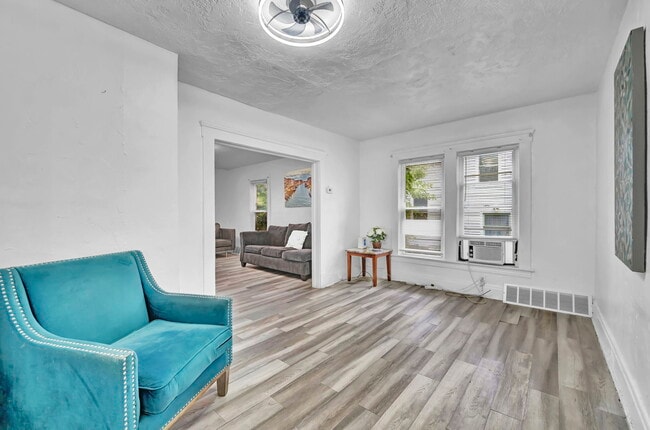 427 E 156th St in Cleveland, OH - Foto de edificio - Building Photo