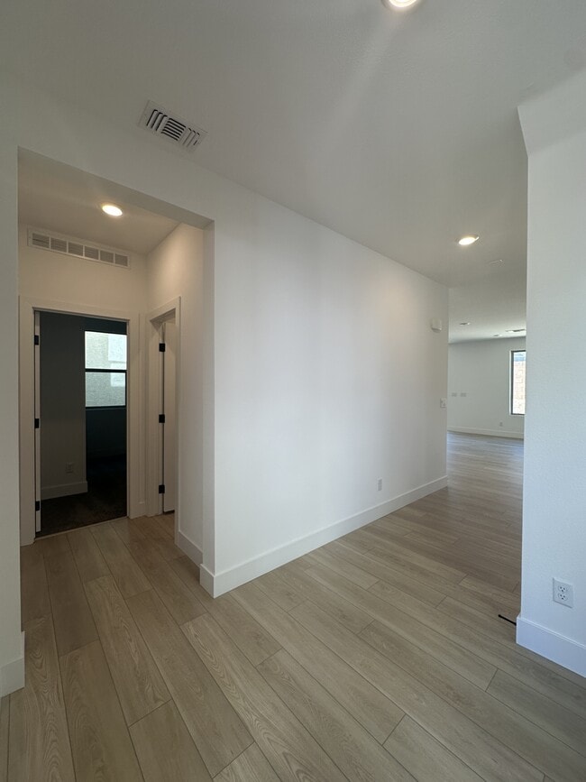 10273 Digby Fine St in Las Vegas, NV - Building Photo - Building Photo