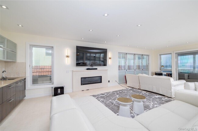 470 Oceanfront in Long Beach, NY - Building Photo - Building Photo