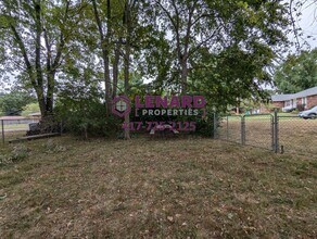 2242 E Meadow Dr in Springfield, MO - Building Photo - Building Photo