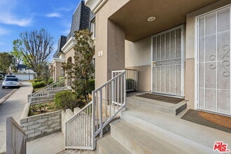 19111 Hamlin St in Los Angeles, CA - Building Photo - Building Photo