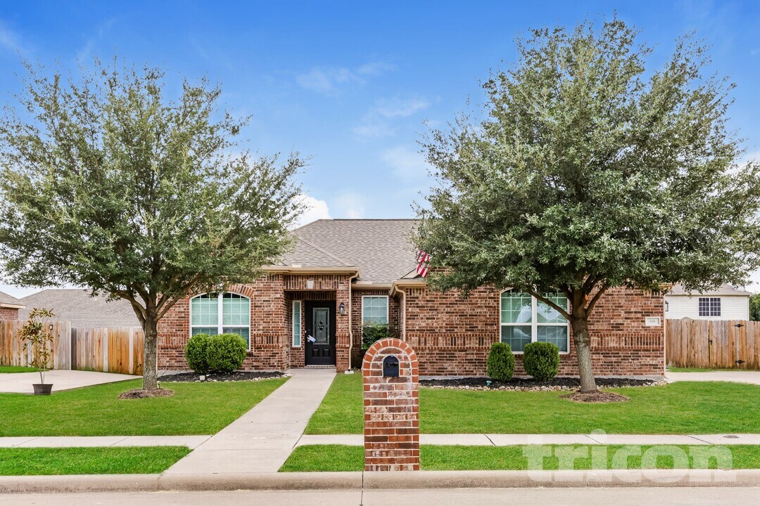 616 Meadow Springs Dr in Glenn Heights, TX - Building Photo