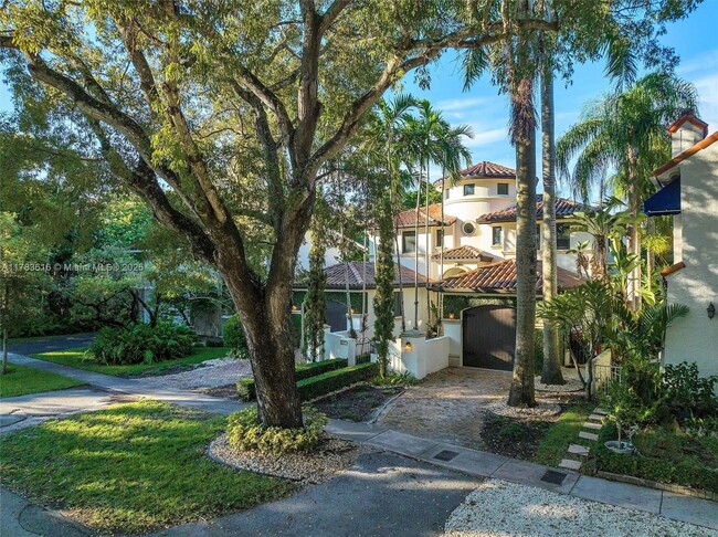 627 Alcazar Ave in Coral Gables, FL - Foto de edificio - Building Photo