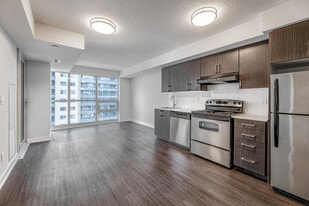 561 Sherbourne in Toronto, ON - Building Photo