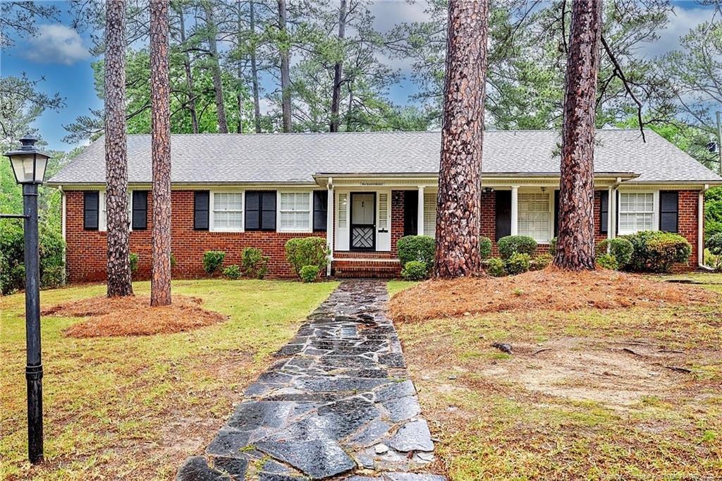 116 S Churchill Dr in Fayetteville, NC - Foto de edificio