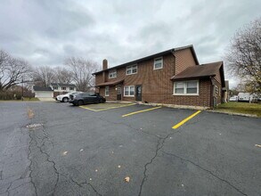 109 S Whispering Hills Dr in Naperville, IL - Foto de edificio - Building Photo