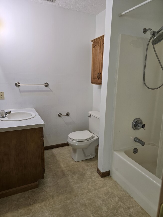 533 E Main St in Apple Creek, OH - Building Photo - Building Photo