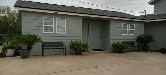 127 Harbor Cir in Mathis, TX - Building Photo - Building Photo