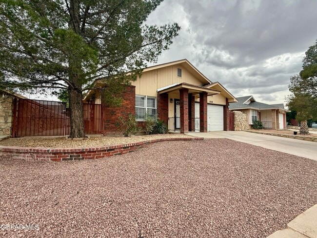 12118 Royal Woods Dr in El Paso, TX - Building Photo - Building Photo