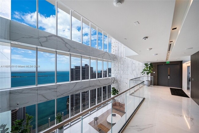 300 Biscayne Blvd in Miami, FL - Foto de edificio - Building Photo