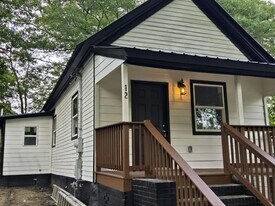 12 Sargent Farmer St in Newnan, GA - Building Photo