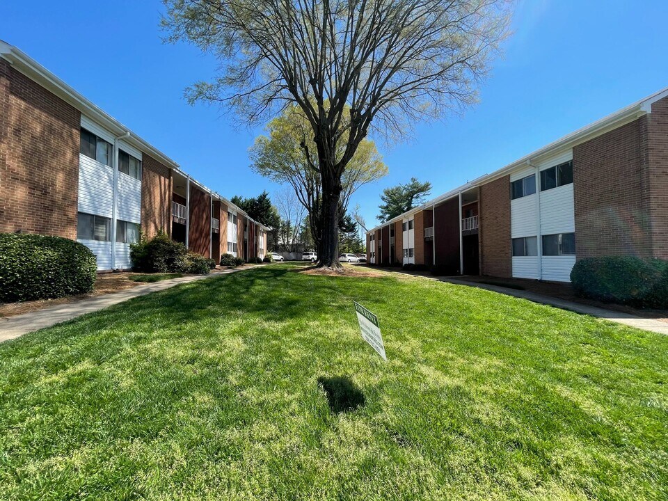 2001 S Main St in Winston-Salem, NC - Building Photo