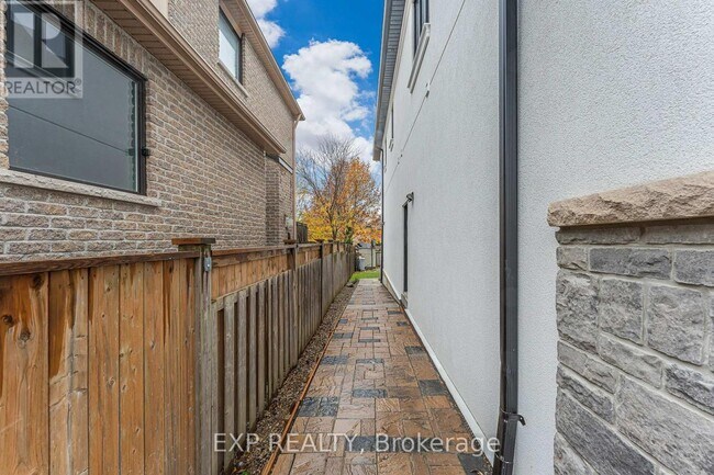 330 Maple Ave in Halton Hills, ON - Building Photo - Building Photo