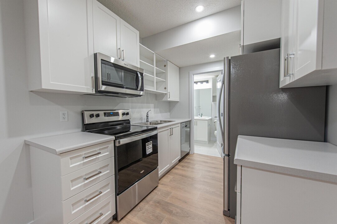 1437 Cherniak Way SW in Edmonton, AB - Building Photo