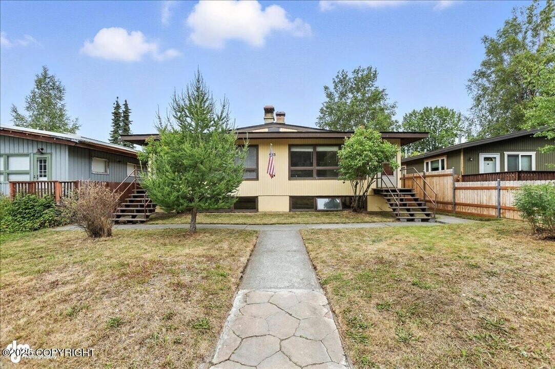 933 W 20th Ave in Anchorage, AK - Building Photo