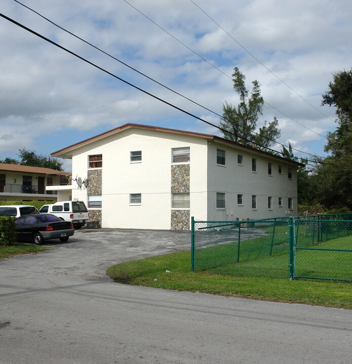 6551 SW 46th St in Fort Lauderdale, FL - Foto de edificio