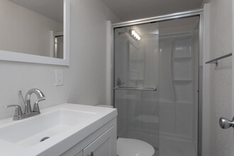 University Gardens Apartments in Tucson, AZ - Foto de edificio - Building Photo