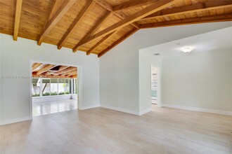 442 Warren Ln in Key Biscayne, FL - Building Photo - Building Photo