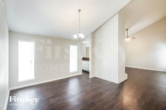 7311 Las Brisas Dr in Houston, TX - Foto de edificio - Building Photo