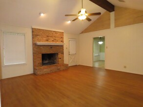 1404 Larkspur Ln in Tyler, TX - Building Photo - Building Photo