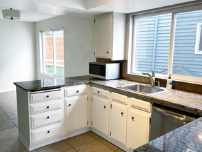 3620 26th Pl W, Unit #3 in Seattle, WA - Building Photo - Building Photo