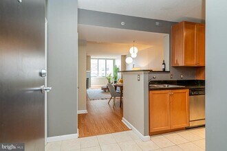 851 N Glebe Rd in Arlington, VA - Foto de edificio - Building Photo