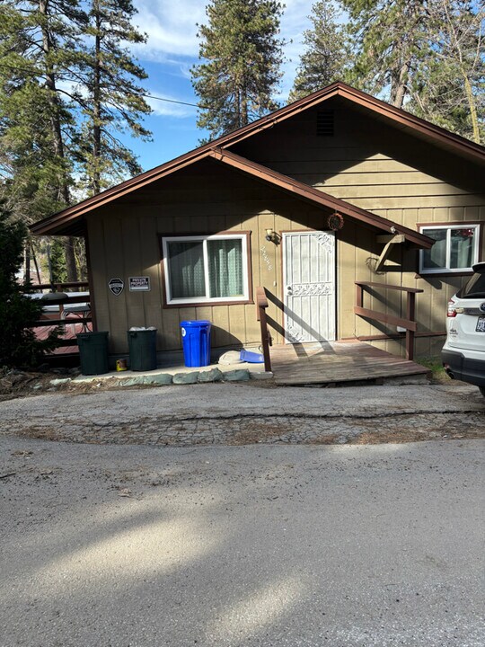 22858 Lupin Ln in Crestline, CA - Foto de edificio