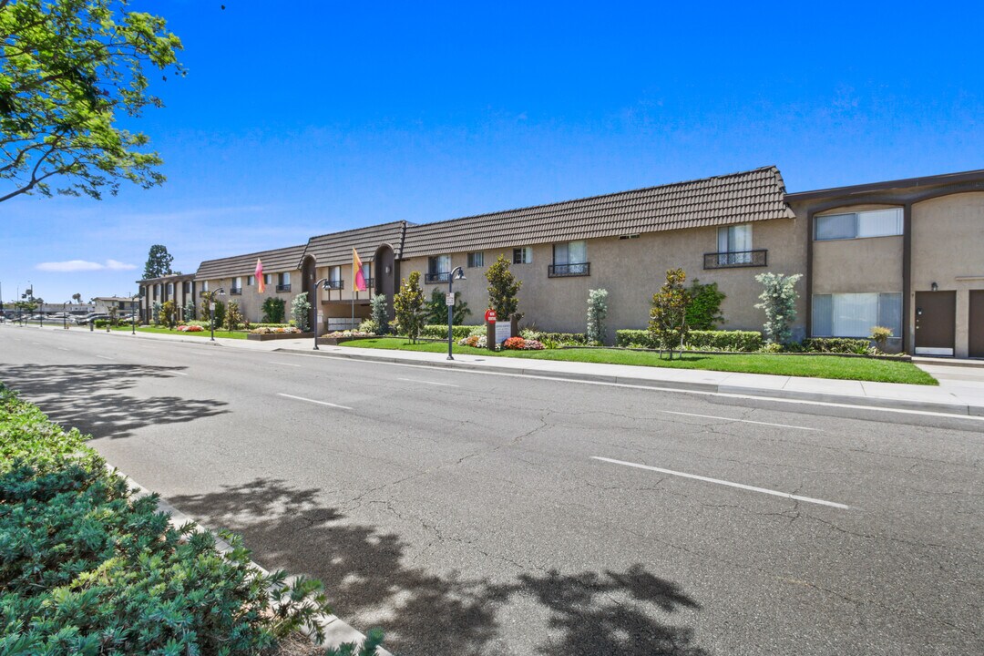 Lakewood Apartments in Downey, CA - Building Photo