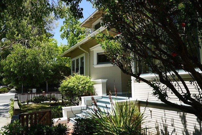 203 Addison Ave in Palo Alto, CA - Building Photo - Building Photo