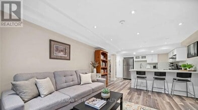 214 Stonemanor Ave in Whitby, ON - Building Photo - Building Photo