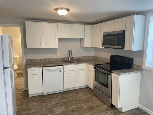 660 Douglas Ave in Providence, RI - Building Photo - Building Photo