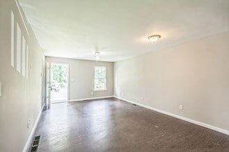 2045 Baker Rd NW in Atlanta, GA - Foto de edificio - Building Photo