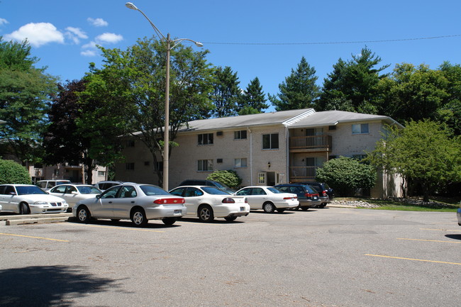 Auburn Place Apartments in East Lansing, MI - Foto de edificio - Building Photo