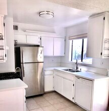 1759 N Mariposa Ave, Unit #8 in Los Angeles, CA - Building Photo - Building Photo