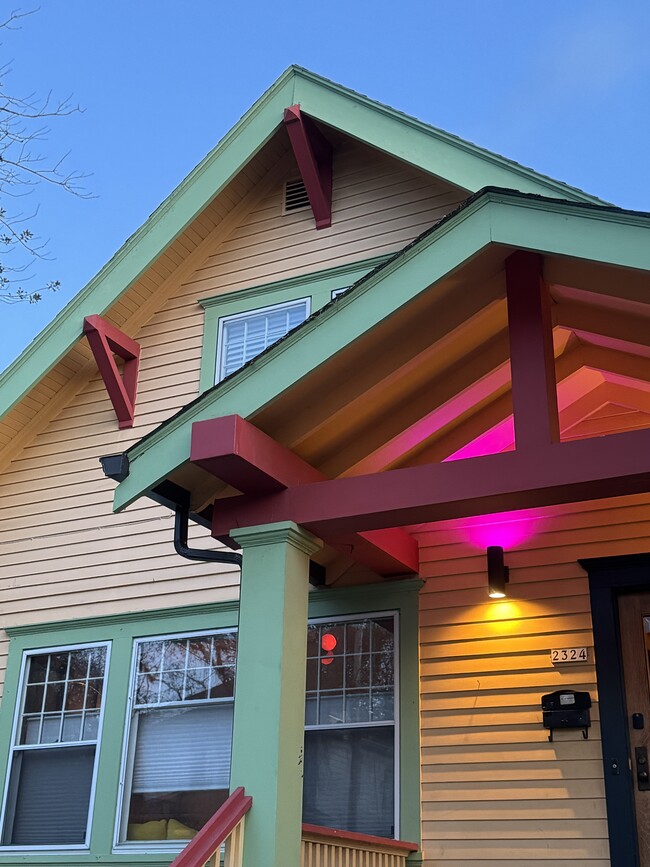 2322 SE Main St, Unit Furnished 2nd Story Apt