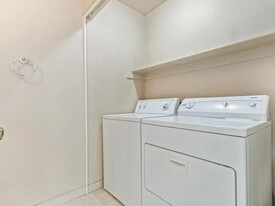 518 E Wescott Dr in Phoenix, AZ - Building Photo