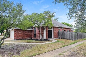 101 Streamside Dr in Desoto, TX - Building Photo - Building Photo