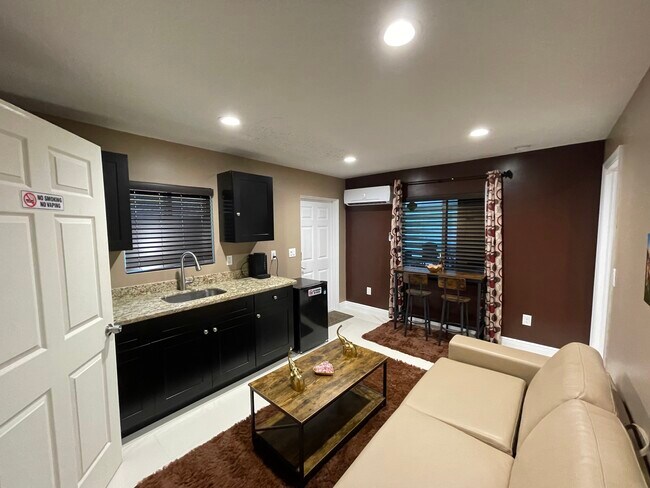 1121 NW 30th Ter in Fort Lauderdale, FL - Foto de edificio - Building Photo