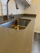 318 E Henry Clay St in Milwaukee, WI - Foto de edificio - Building Photo