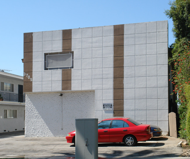 3705 Midvale Ave in Los Angeles, CA - Foto de edificio - Building Photo